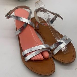 Urban Outfitters Silver Metallic Flat Sandal Size 10 FFT6545